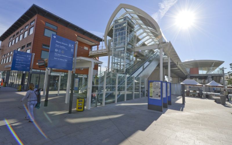 A Massy, la passerelle fait – enfin – le lien. 1 A Massy, la passerelle fait – enfin – le lien.