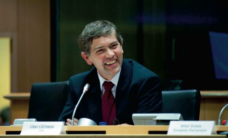 Entretien avec Libor Lochman, directeur exécutif de la CER : « Investir massivement dans les réseaux » 6 Entretien avec Libor Lochman, directeur exécutif de la CER : « Investir massivement dans les réseaux »