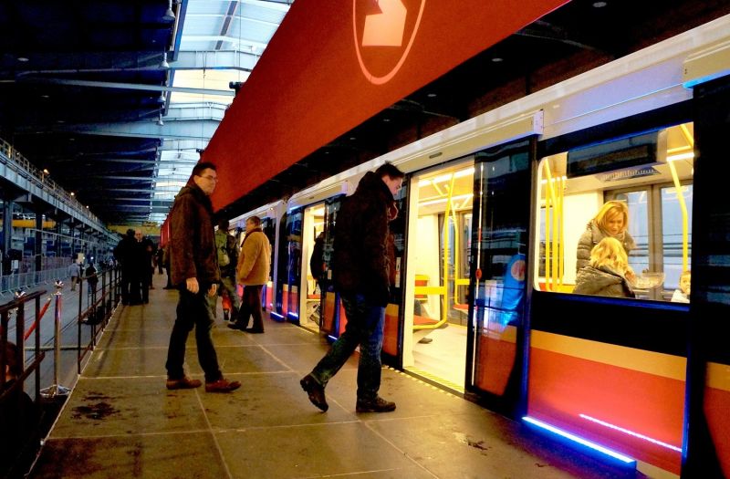 Pologne : les habitants de Varsovie découvrent leurs nouvelles rames de métro 1 Pologne : les habitants de Varsovie découvrent leurs nouvelles rames de métro