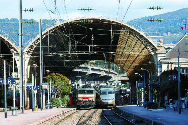 La grande vitesse et les autoroutes paieront les trains interrégionaux 8 La grande vitesse et les autoroutes paieront les trains interrégionaux