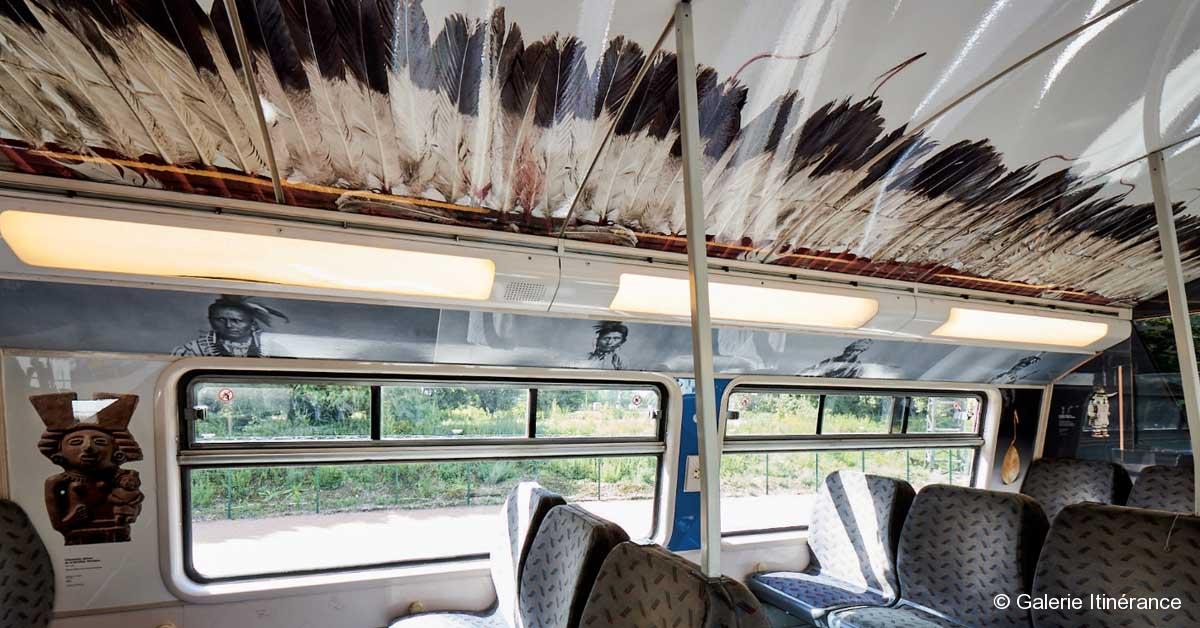 Le musée du quai Branly embarque à bord du RER E 1 © Galerie Itinérance