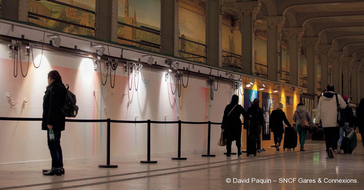 Paris Gare de Lyon. Une oeuvre créée par des robots avec l’aide des voyageurs 1 © David Paquin – SNCF Gares & Connexions.