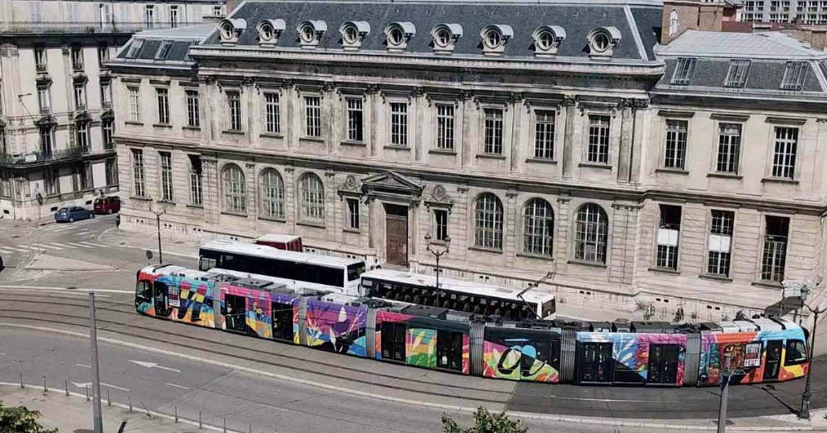 Grenoble. Deux tramways redorés par les artistes du Street Art Fest 1 Grenoble. Deux tramways redorés par les artistes du Street Art Fest