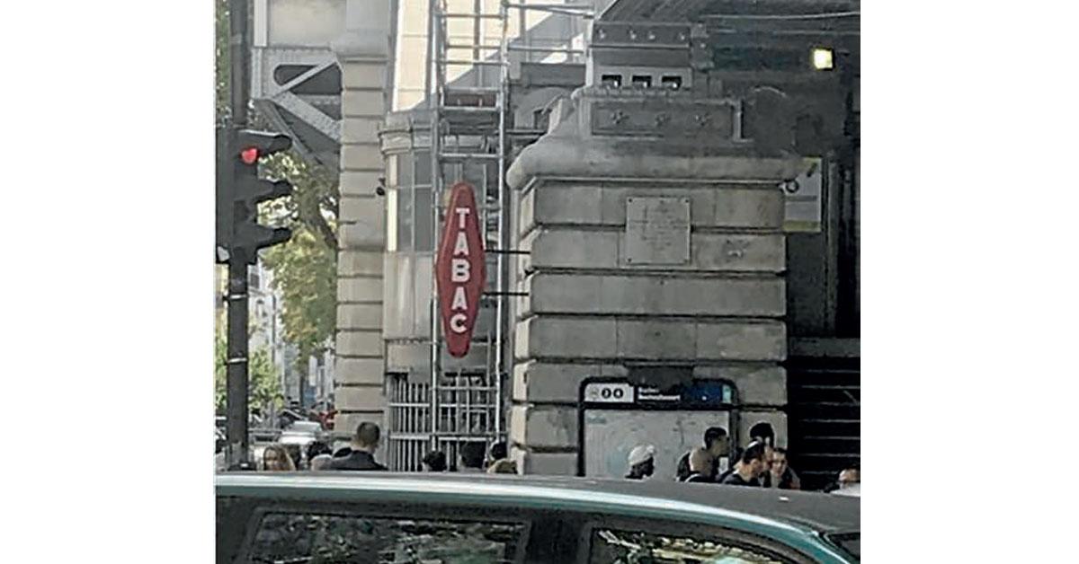 ANECDOTE. Une «carotte » à l’entrée du métro Barbès 1 © Twitter