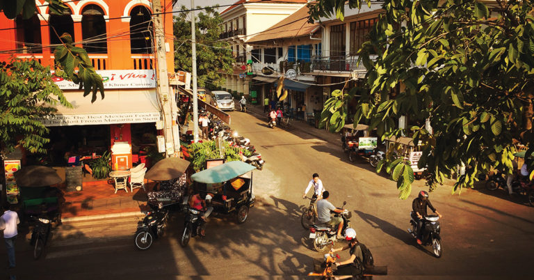 France 5. Philippe Gougler savoure la renaissance des trains cambodgiens 6 © Step by Step Productions