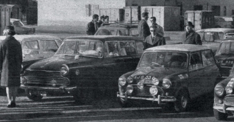 Il était une fois dans La Vie du Rail – 83) De Nice à Paris. 33 voitures du Rallye de Monte-Carlo rentrent par le train 14 © Michel François