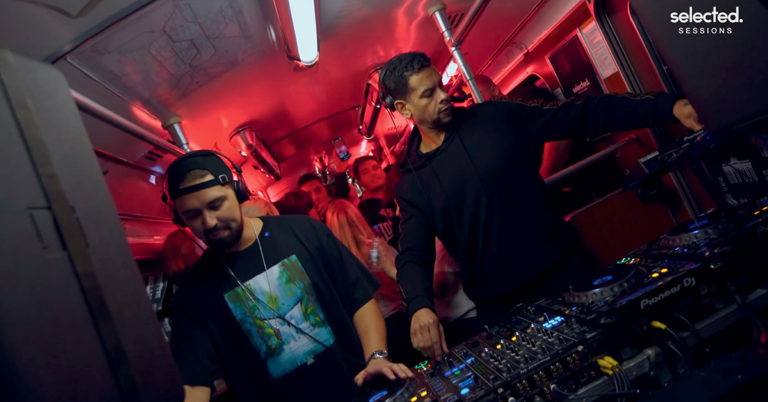 Berlin. Deux DJ mixent à bord d’une rame de métro 16 © Selected