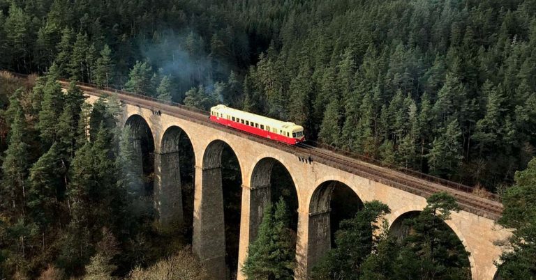 Voyage parmi les volcans avec l’autorail X 2403 16 © CFHA