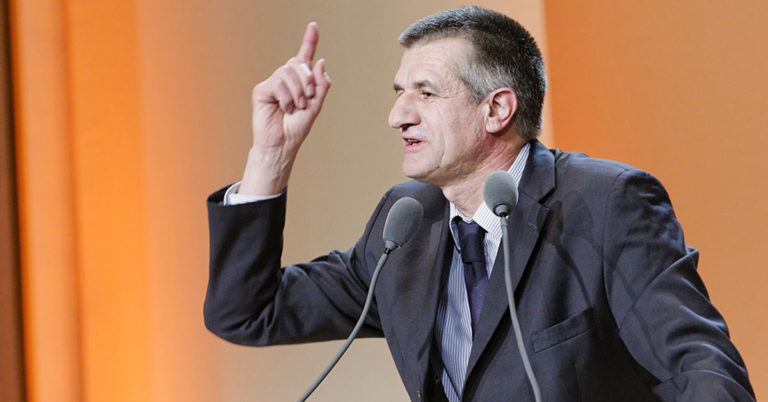 ANECDOTE. Pyrénées Atlantiques : Lassalle se gare sur un passage à niveau et bloque un train 20 ANECDOTE. Pyrénées Atlantiques : Lassalle se gare sur un passage à niveau et bloque un train