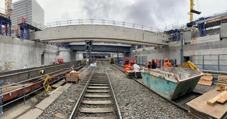 La poutre tombée sur les voies du RER C a été évacuée 10 La poutre tombée sur les voies du RER C a été évacuée