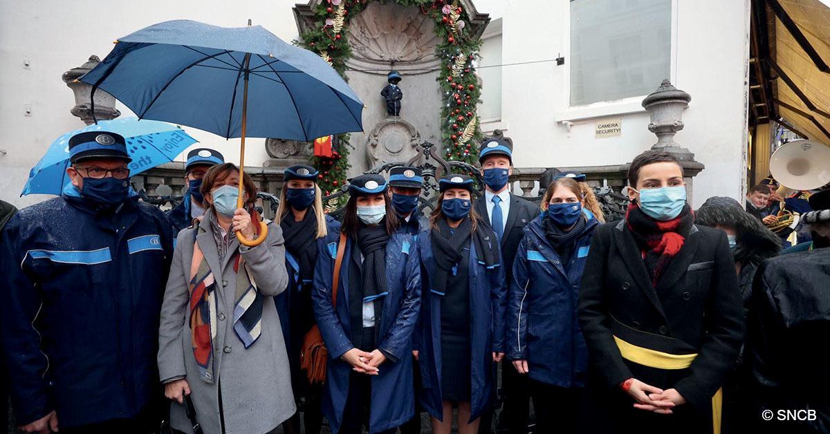 Bruxelles. Le Manneken-Pis porte le nouvel uniforme de la SNCB 1 © SNCB