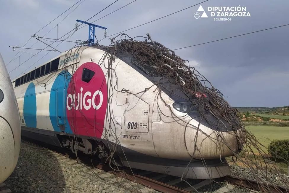 Plusieurs centaines de mètres de caténaire arrachés par un Ouigo 1 Plusieurs centaines de mètres de caténaire arrachés par un Ouigo