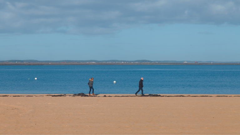 Au bout des voies ferrées, la plage 6 © Medium69 - Wikimedia Commons
