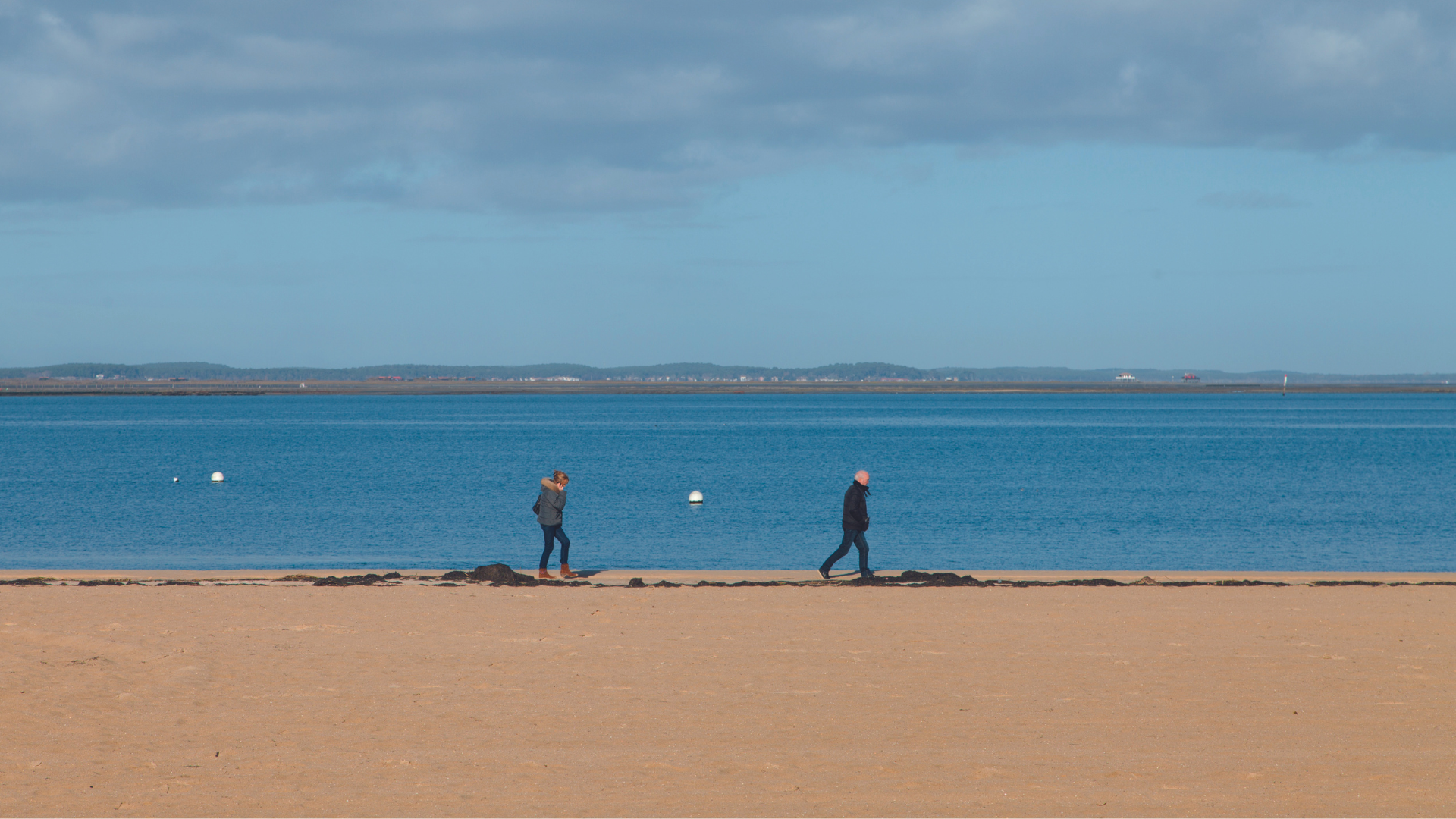 Au bout des voies ferrées, la plage 1 © Medium69 - Wikimedia Commons