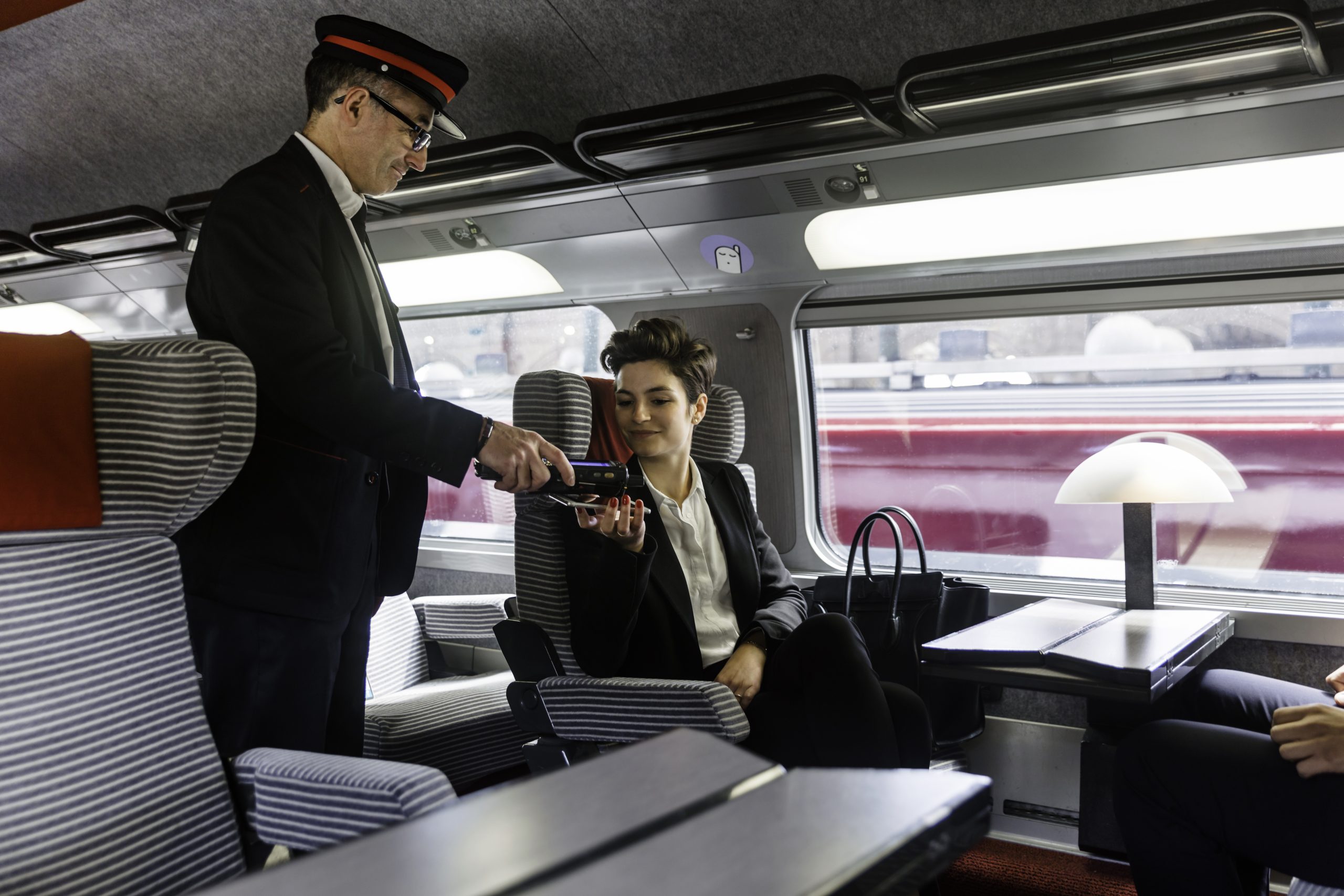 Contrôler le billet et l’identité des voyageurs du TGV sur la même appli 1 Contrôler le billet et l’identité des voyageurs du TGV sur la même appli