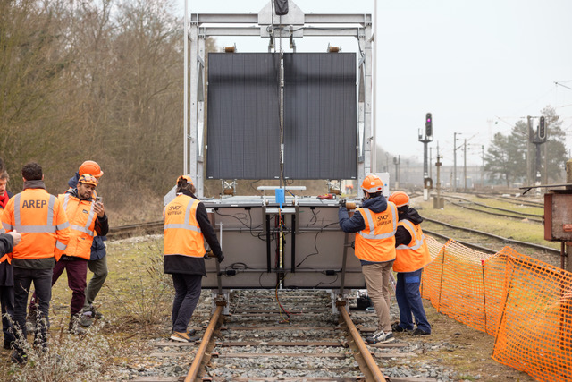 La SNCF révolutionne les voies ferrées avec des panneaux solaires réversibles 5 nstallation de panneaux solaires sur les voies. est actuellement expérimenté sur le site du technicentre d'Achères @Yann Audic-Arep