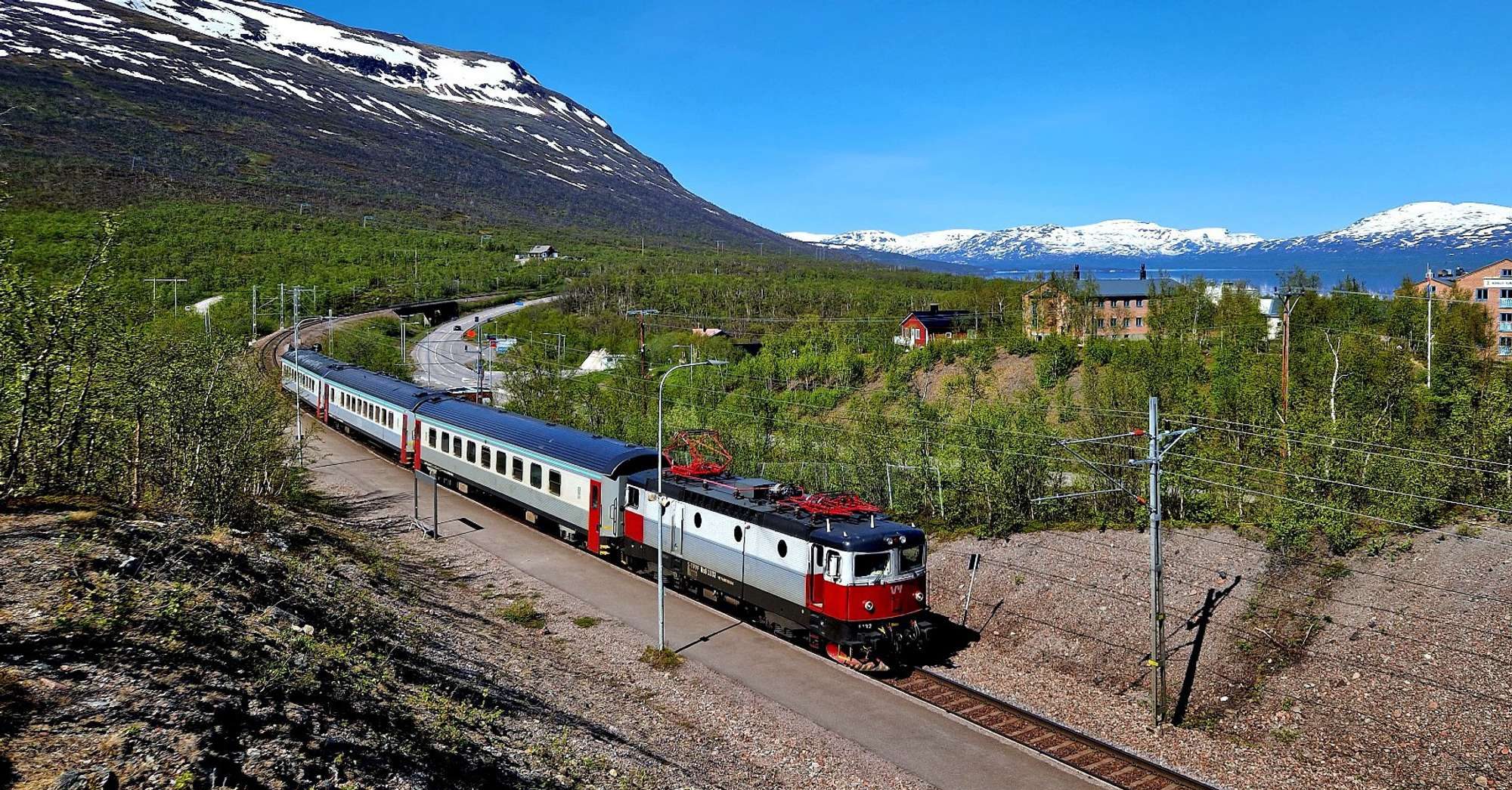 La Route du Fer : Le Retour Triomphant des Trains de Voyageurs 1 Train de nuit Vy entre Kiruna (Suède) et Narvik (Norvège).
