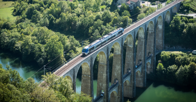 Auvergne-Rhône-Alpes : Un investissement massif de 1,3 milliard d'euros pour moderniser les transports d'ici 2027 12 TER Auvergne-Rhône-Alpes Viaduc de Cize-Bollozon