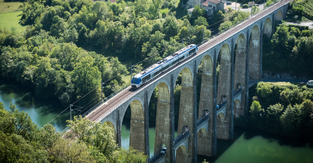 Auvergne-Rhône-Alpes : Un investissement massif de 1,3 milliard d'euros pour moderniser les transports d'ici 2027 1 TER Auvergne-Rhône-Alpes Viaduc de Cize-Bollozon