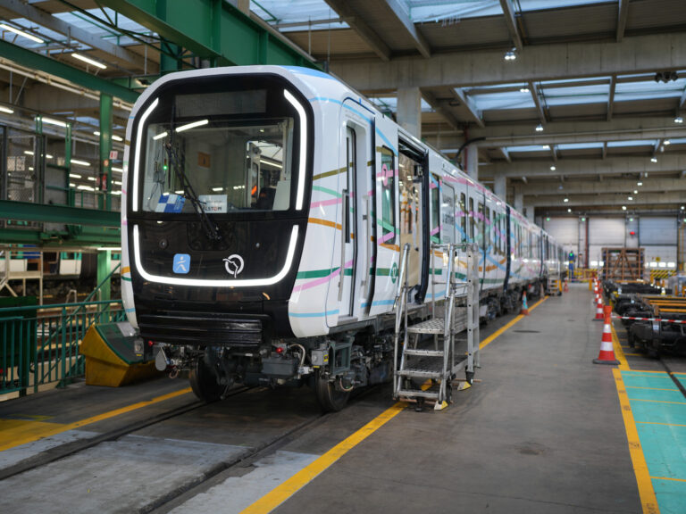 Révolution en marche : Le MF 19 transforme le métro parisien 16 Rame d'essai MF 19 à l'atelier de Bobigny