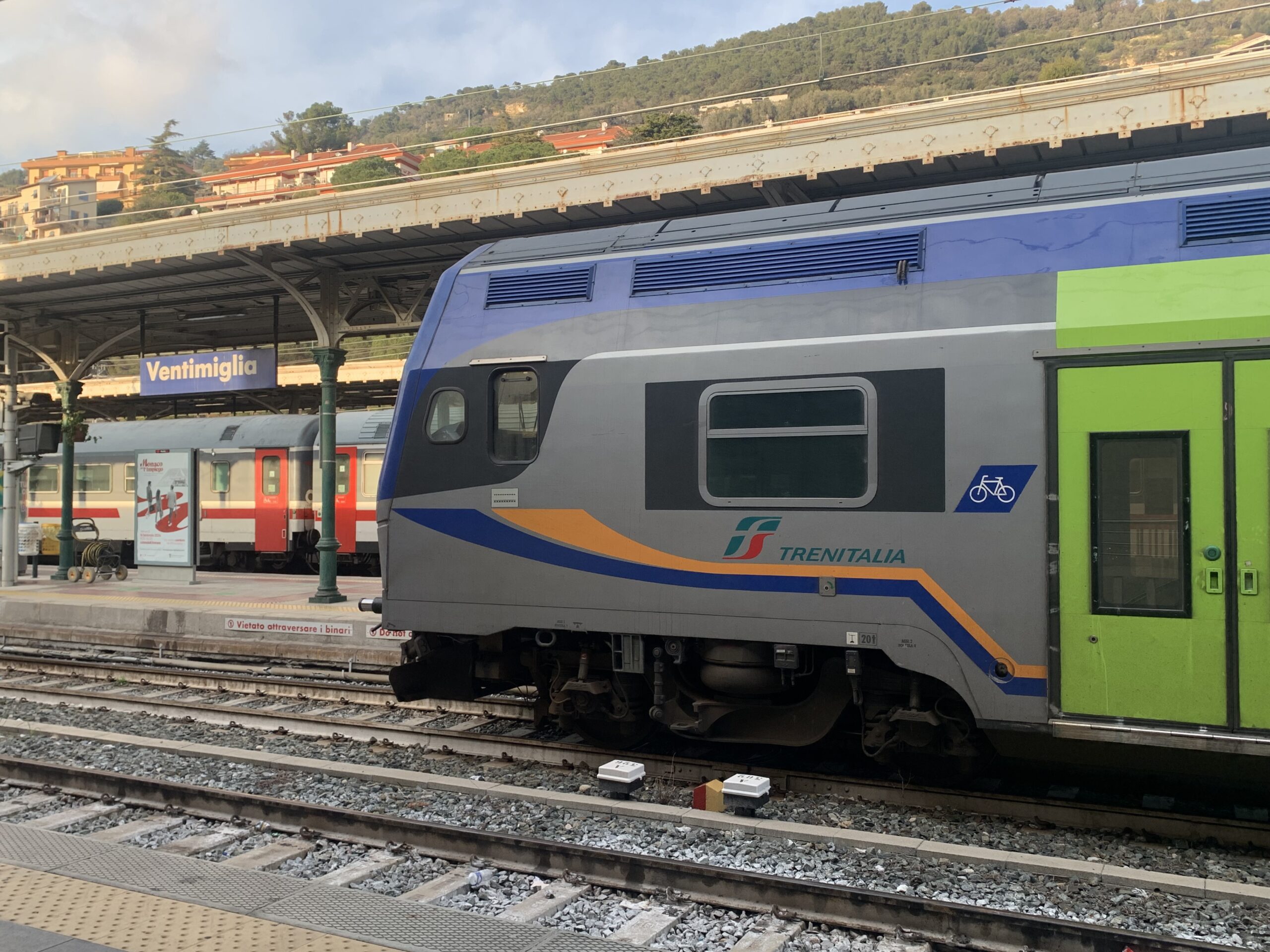 Les chemins de fer italiens investissent massivement pour moderniser leur réseau 1 Train de Trenitalia dans la gare de Vintimille @MhP