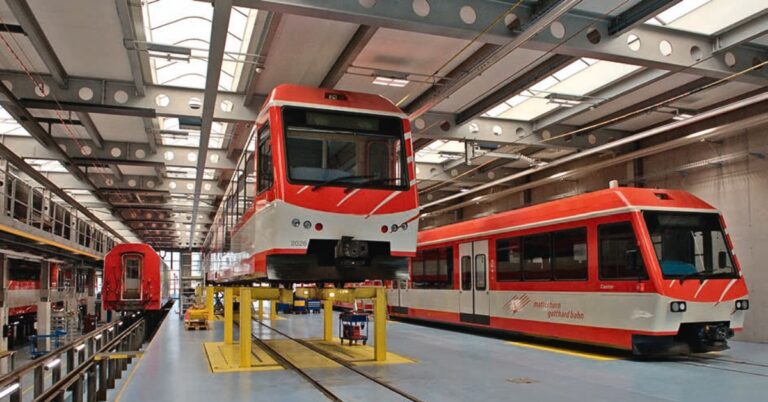 Suisse : Plongée au cœur de la maintenance ferroviaire à Glisergrund 16 ABDeh 4/8 2026 en position « levée » et BDeh 4/8 2051 « Castor ».