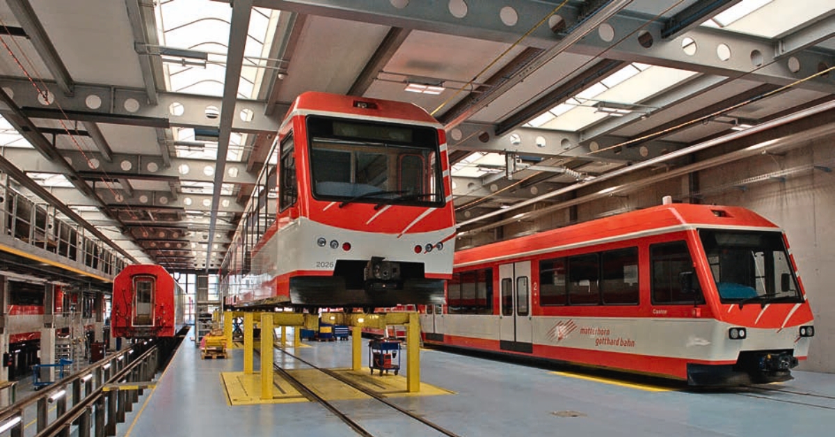 Suisse : Plongée au cœur de la maintenance ferroviaire à Glisergrund 1 ABDeh 4/8 2026 en position « levée » et BDeh 4/8 2051 « Castor ».