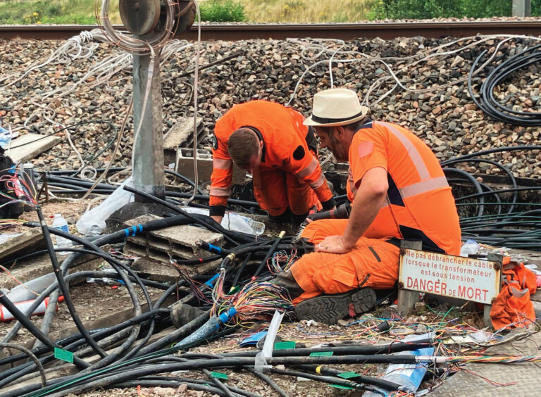 Crise sur les Lignes à Grande Vitesse : Actes de Malveillance et Intempéries Perturbent les TGV 12 Crise sur les Lignes à Grande Vitesse : Actes de Malveillance et Intempéries Perturbent les TGV