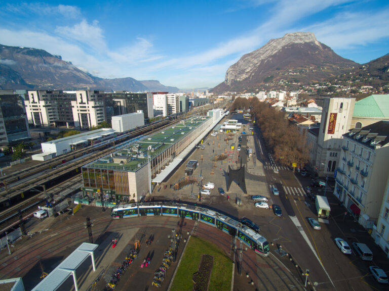 Grenoble lance son ambitieux projet de RER métropolitain 16 Vendredi 3 février 2017 Parvis de la gare de Grenoble, vu d'un drone Photo : © Thierry CHENU thierry.chenu@grenoblecommunication.fr +336 84 52 10 99 - www.grenoble.fr Droits réservés : Ville de Grenoble © 2017