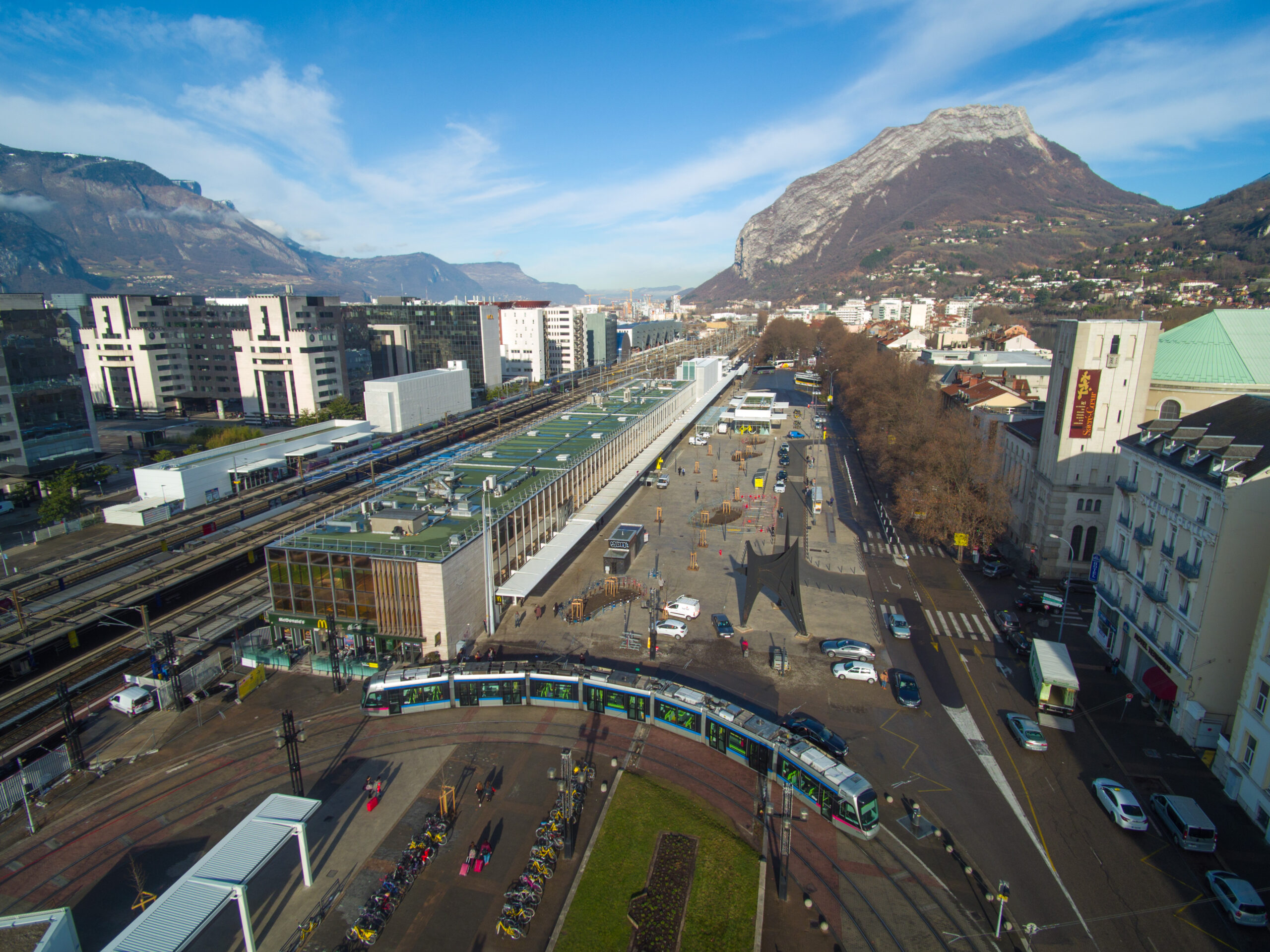 Grenoble lance son ambitieux projet de RER métropolitain 1 Vendredi 3 février 2017 Parvis de la gare de Grenoble, vu d'un drone Photo : © Thierry CHENU thierry.chenu@grenoblecommunication.fr +336 84 52 10 99 - www.grenoble.fr Droits réservés : Ville de Grenoble © 2017