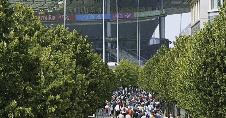JO 2024 : La SNCF en mode anticipation pour un transport sans faille 16 Le Stade de France est éloigné des gares pour faciliter l’évacuation des spectateurs vers les transports publics.