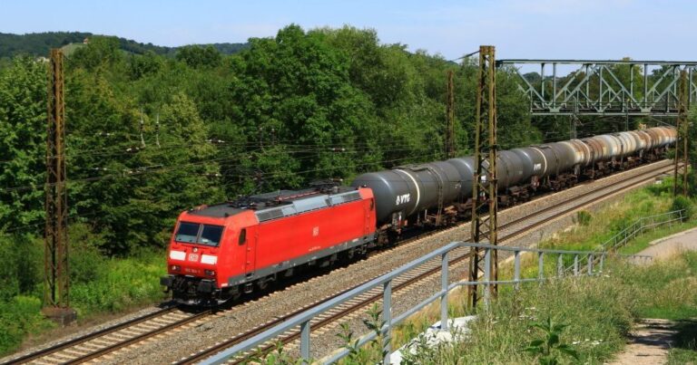 Feu Vert pour une Aide Publique de 1,9 Milliard d'Euros à DB Cargo 8 Ellok der Baureihe 185 mit einem Kesselwagenzug bei der Einfahrt in Naumburg an der Saale