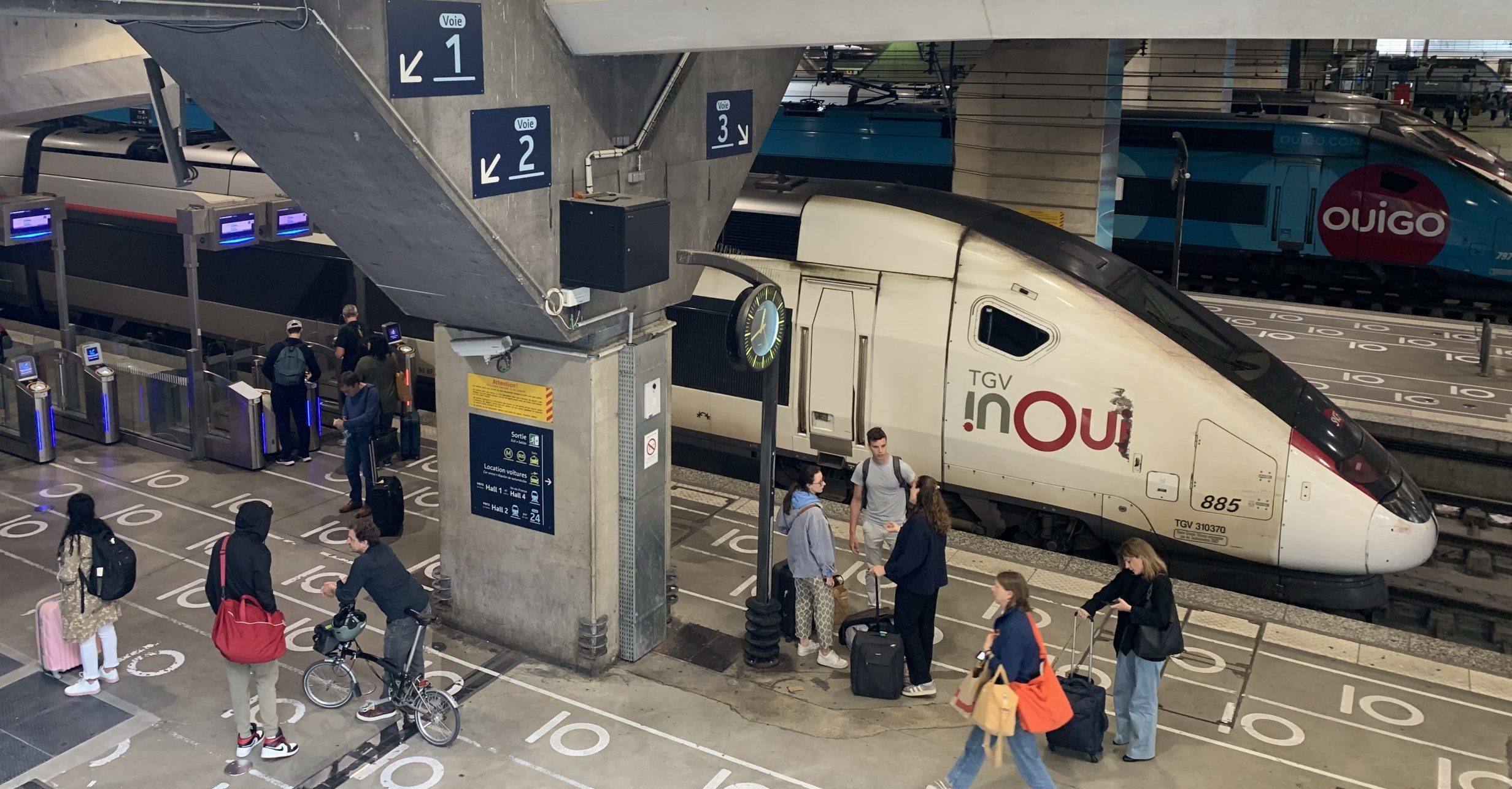 Les réservations de train en hausse cet été : un bilan prometteur pour la SNCF 1 Voyageurs gare Montparnasse