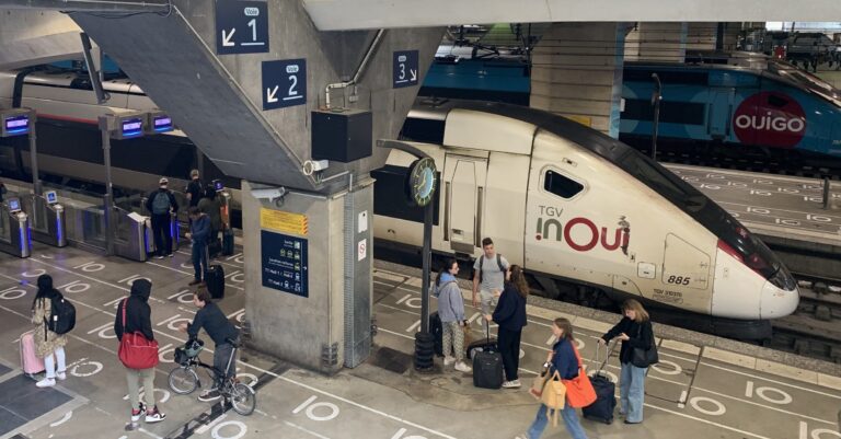 La SNCF en plein essor : Une croissance dynamique portée par l'engouement des voyageurs 20 Voyageurs gare Montparnasse