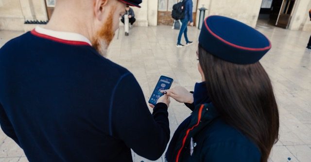 SNCF : Des Smartphones Ultra-Résistants pour les Contrôleurs et Agents d'Escale 14 Smartphones Crossrail pour les agents d'escale et les contrôleurs de SNCF Voyageurs