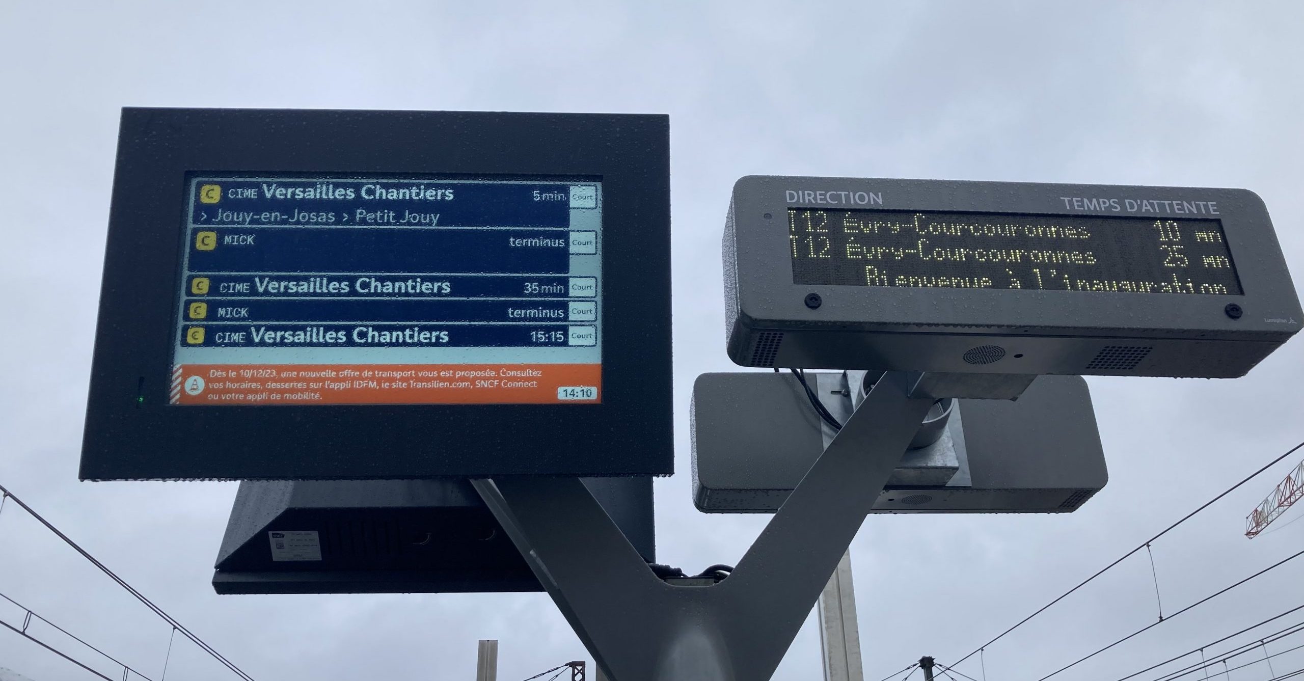 Réduction des services SNCF en Île-de-France : Les usagers mécontents avant les JO 1 Prochains départs sur le « RER C » (en fait, la ligne V) et le T12 à Massy-Palaiseau.