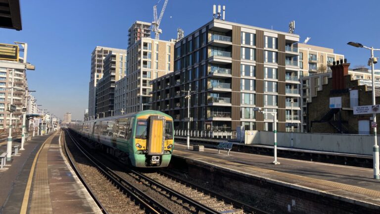 Les Travaillistes promettent une renationalisation progressive des trains de voyageurs en Grande-Bretagne d'ici cinq ans 2 Train Southern à Battersea Park (Londres, Angleterre, Grande-Bretagne)
