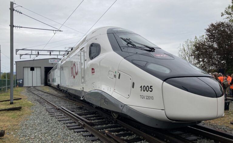 Alstom investit massivement pour booster la production de ses trains à grande vitesse 16 TGV M en livrée INOUI à Belfort