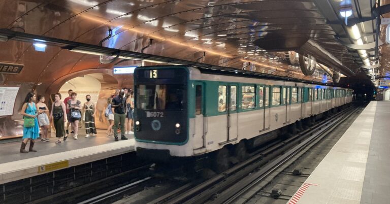 Adieu au MP59: Le plus ancien métro parisien prend sa retraite après 60 ans de service 14 Métro à pneus MP59 de la RATP sur la ligne 11, station Arts et Métiers