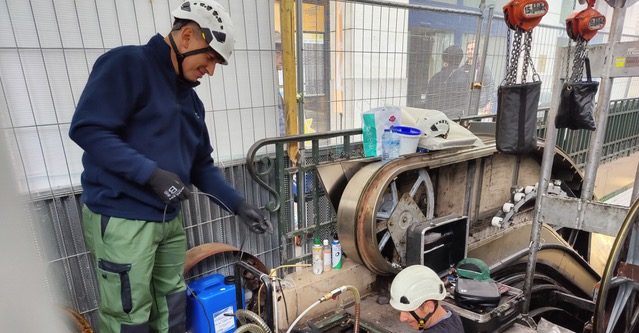 La RATP prépare ses escaliers mécaniques pour les Jeux Olympiques avec une maintenance préventive rigoureuse 18 Maintenance RATP sur un escalier mécanique