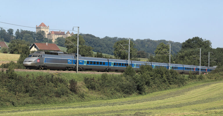 2023 : La Déclin Continu des Trains en France 6 Le TGV Strasbourg Marseille approche de Lons le Saunier