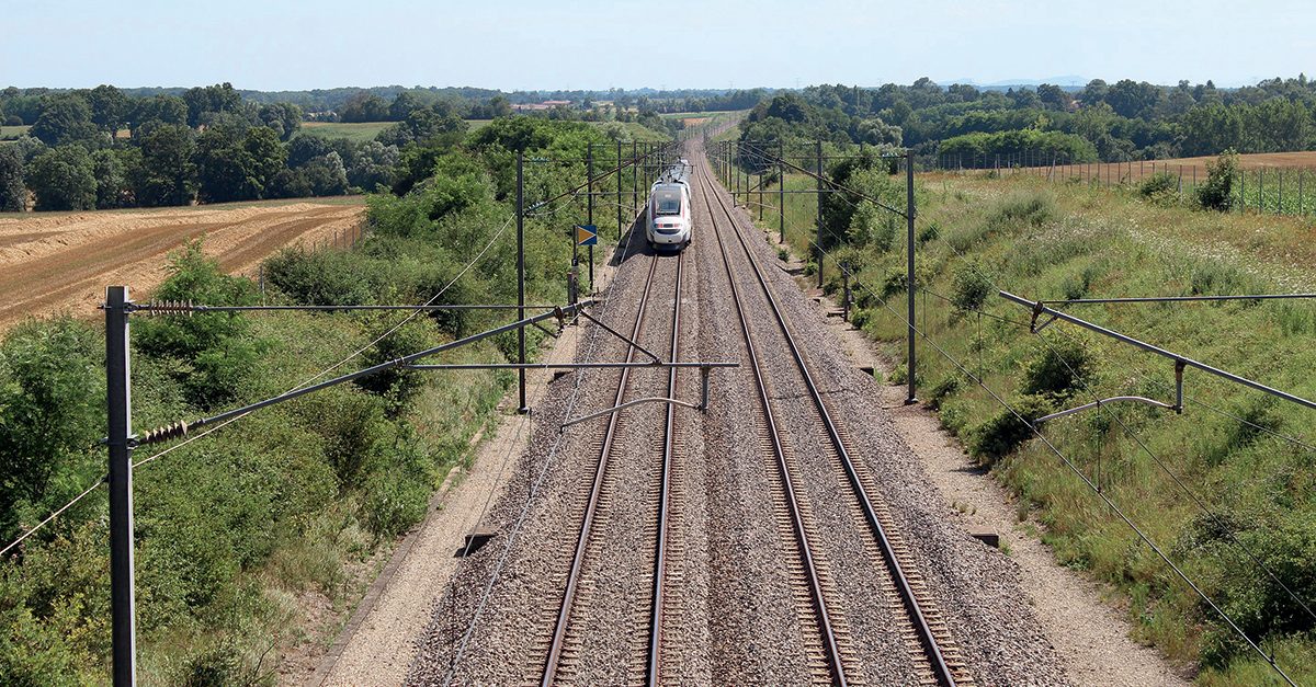 L'IA Révolutionne la Maintenance Prédictive chez SNCF Réseau 1 Ligne TGV Sud-Est à Cruzilles-lès-Mépillat. On aperçoit, à gauche de la voie, un repère du système actuel TVM 300.