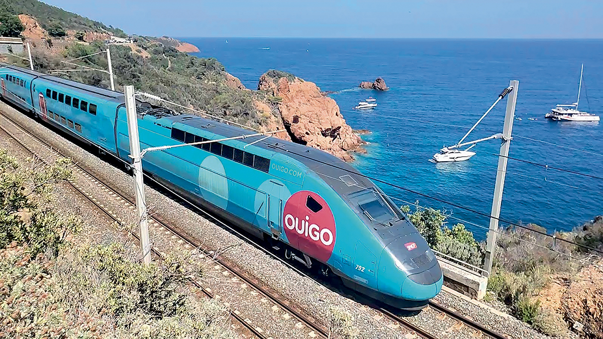 Nouvelles Connexions TGV Ouigo sur la Côte Atlantique dès fin 2025 1 Rame Ouigo se rapprochant de la gare d'Anthéor-Cap-Roux © Gorzak-wiki copie