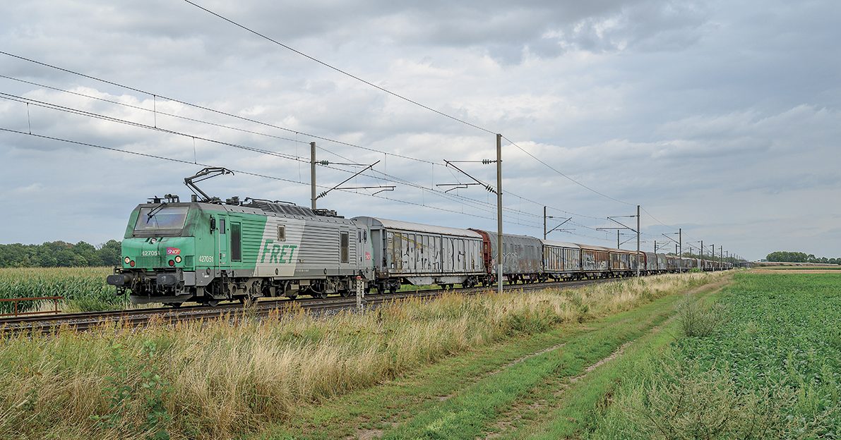 Hexafret et Technis : La Révolution du Fret Ferroviaire en France 1 Le gouvernement veut mettre en place un scénario de « discontinuité » visant à faire disparaître Fret SNCF (et sa dette) avant de relancer deux nouvelles entités à l’activité réduite, l’une dédiée à l’exploitation, l’autre chargée de la maintenance.