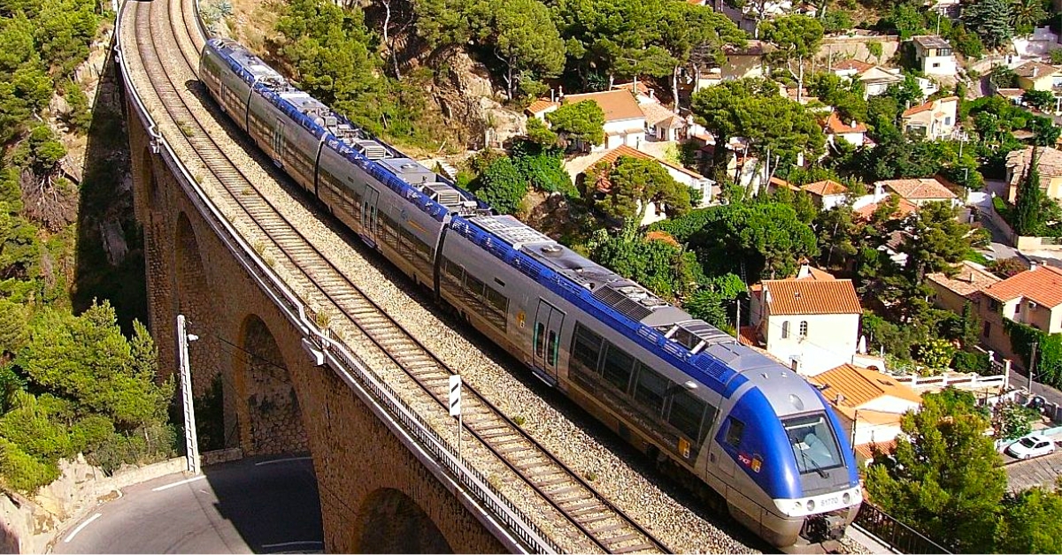 La Métamorphose de la SNCF : Vers un Futur de Croissance et de Concurrence 1 La Métamorphose de la SNCF : Vers un Futur de Croissance et de Concurrence