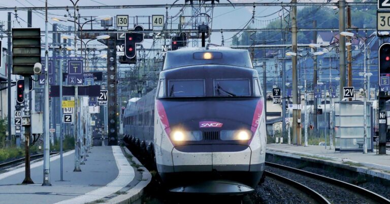 La SNCF sécurise ses créneaux ferroviaires face à la concurrence croissante 14 Des circulations vont être suprimées, notamment sur les liaisons Lyon - Valence, Lyon - Nice, Paris - Grenoble, ou encore Paris - Chambéry - Annecy.