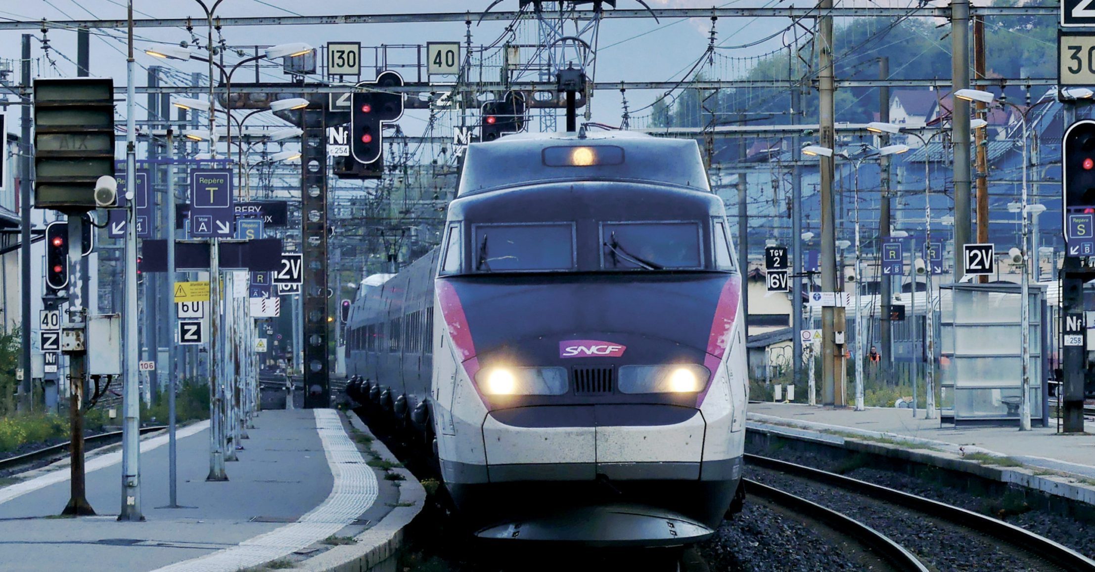 La SNCF sécurise ses créneaux ferroviaires face à la concurrence croissante 6 Des circulations vont être suprimées, notamment sur les liaisons Lyon - Valence, Lyon - Nice, Paris - Grenoble, ou encore Paris - Chambéry - Annecy.
