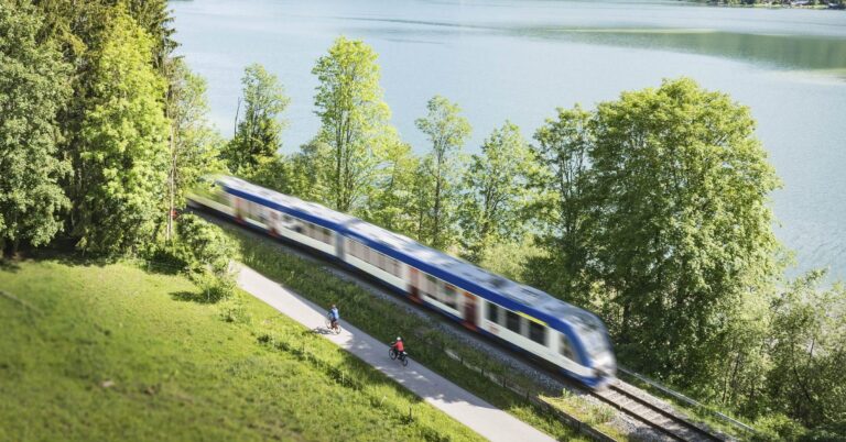 Transdev renouvelle son contrat pour les trains régionaux dans le sud de la Bavière 8 Train BRB Transdev en Bavière. Schliersee, printemps 2024