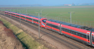 Le train 6647 Trenitalia Paris - Lyon est l’un des premiers à circuler en UM (rames 25 et 28) ici à Chevry-Cossigny le 14 février 2025.