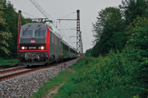 La BB 26156, en tête d’un Clermont-Ferrand - Paris traverse la forêt de Fontainebleau (20 mai 2020).